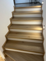 Bukoma schody z vinylu s bilou podstupnici Dub natur light
